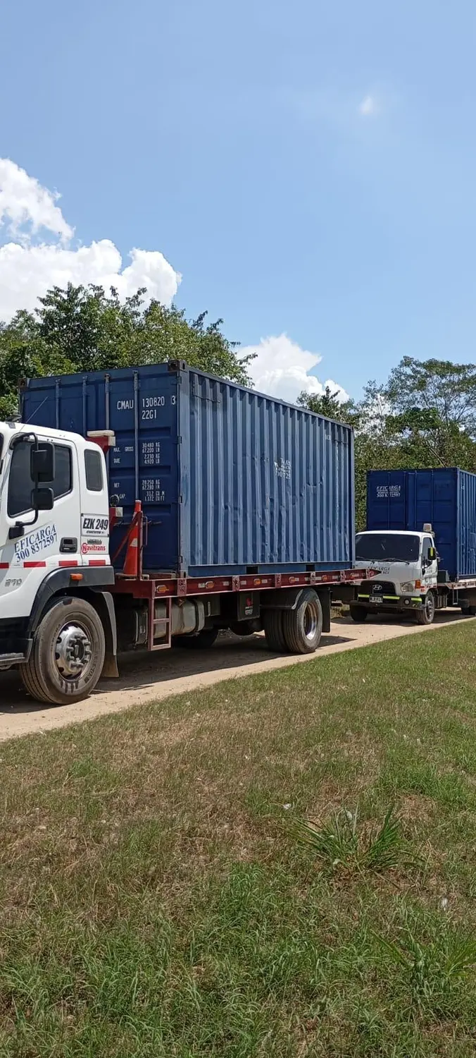Contenedor marítimo de 40 pies transportado en camión hacia el punto de entrega