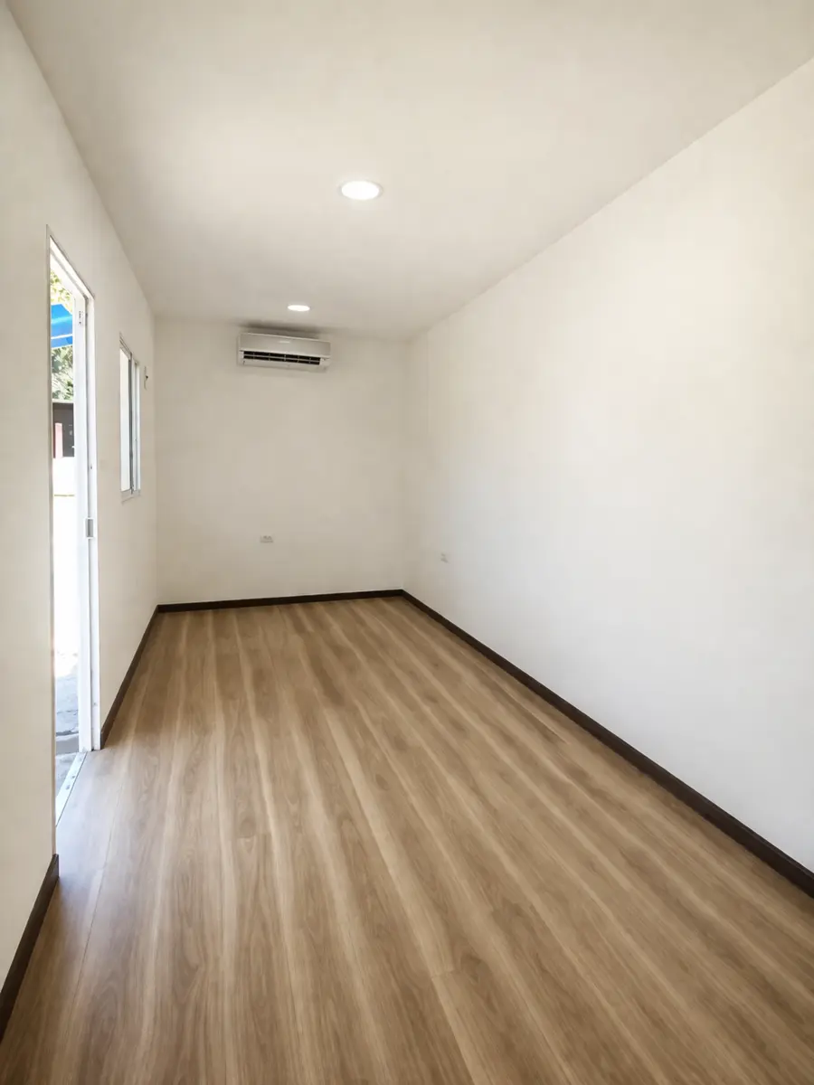 Interior de una oficina en contenedor con aire acondicionado instalado