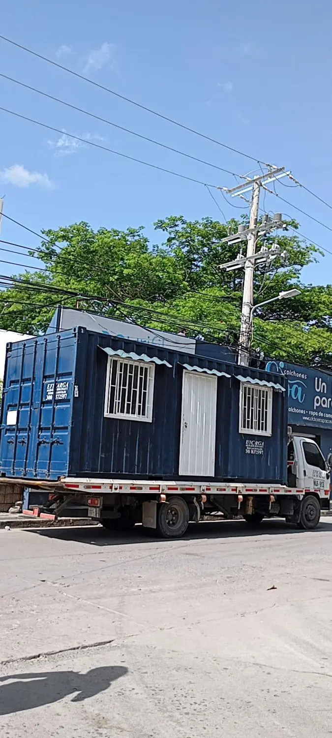 Transporte de una oficina en contenedor por vía urbana