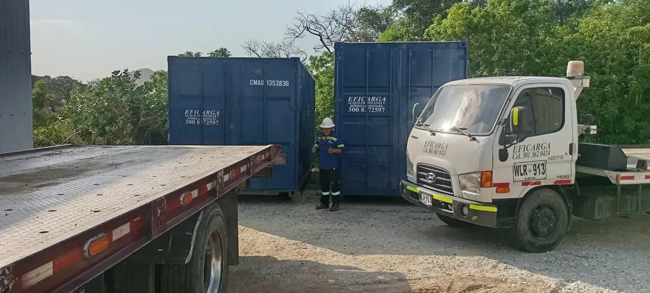 Patio propio de Eficarga con contenedores en inventario y equipo de transporte